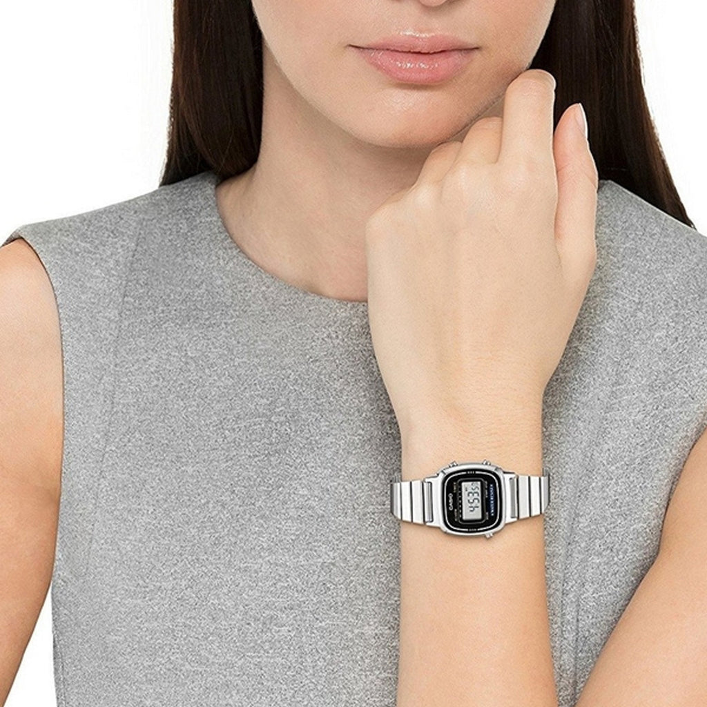 Reloj Casio Vintage LA670WA-1DF Mujer Plateado Fondo Negro