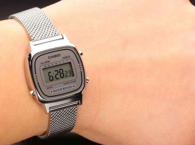 Reloj Casio Mujer LA670WEM-7DF Plateado Malla Retro