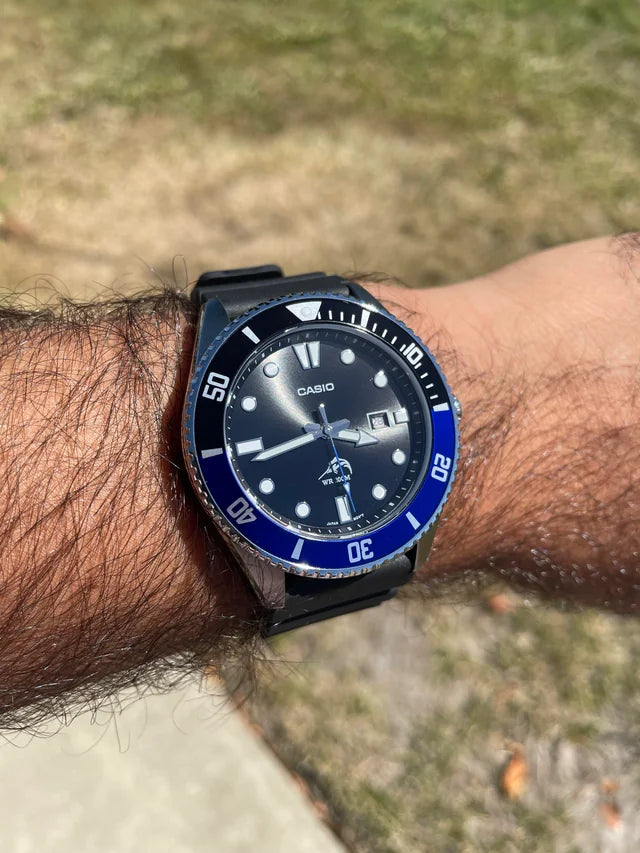Reloj Casio Hombre Duro Marlin Batman MDV-106B-1A1VCF Bisel Azul y Negro Correa de Resina